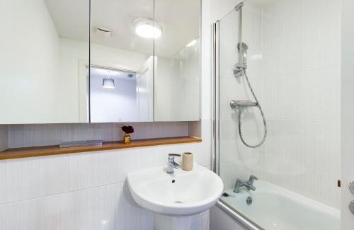 Reading House | Cheerful 5-BDR/3-BATH House w/Free Parking
