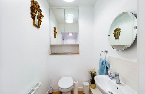 Reading House | Cheerful 5-BDR/3-BATH House w/Free Parking