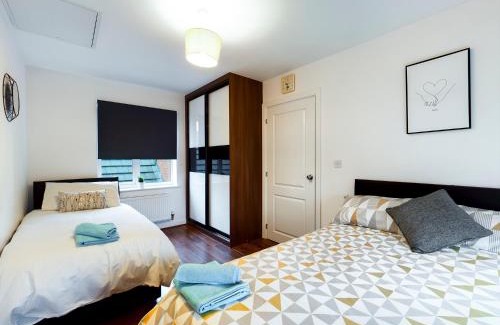 Reading House | Cheerful 5-BDR/3-BATH House w/Free Parking
