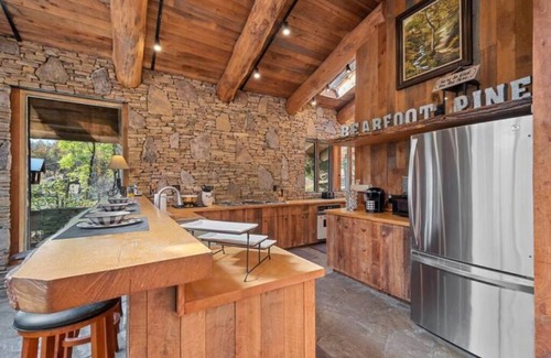 Champion Cabin | Cheerful 5 Bedroom Mountain House - Bearfoot Pines