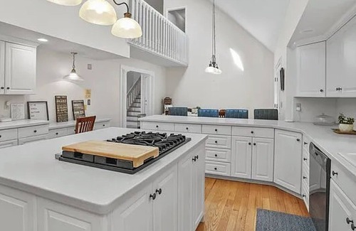 Fairfield House | Cheerful 6-Bedroom Villa with Pool and Tennis Courts near the beach!