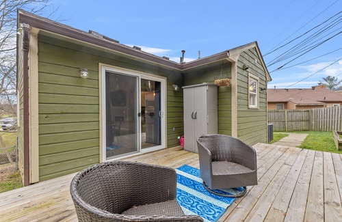Lexington House | 😃 Cheerful and cozy, 3 bedroom home 🏡 recessed into a wooden lot