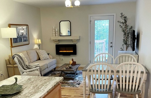 Clarksville Cottage | Cheerful and peaceful cottage nature retreat near amenities