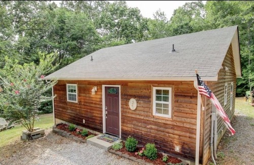 Clarksville Cottage | Cheerful and peaceful cottage nature retreat near amenities