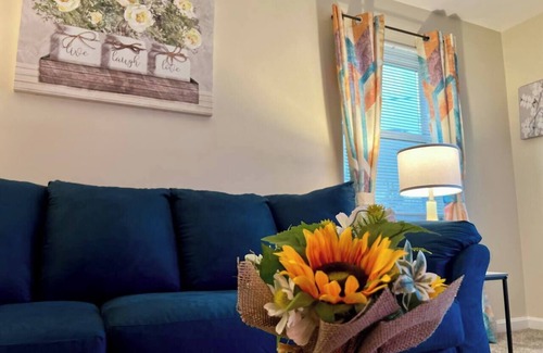 Westwood Apartment | Cheerful Bright Apartment 9 minutes to Dwntwn