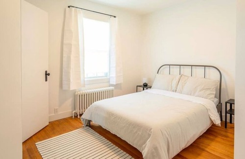 Dieppe House | Cheerful + Central 2 bdrm - Smart TV + Laundry