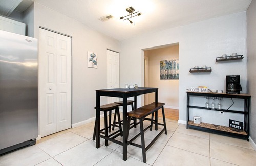 Gainesville House | Cheerful & Charming Stay 3 Miles to UF/Shands/Downtown