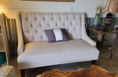 Bauxite Apartment | Cheerful Country Tiny Home!