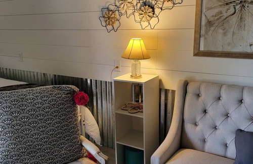 Bauxite Apartment | Cheerful Country Tiny Home!