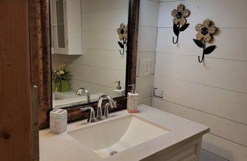 Bauxite Apartment | Cheerful Country Tiny Home!