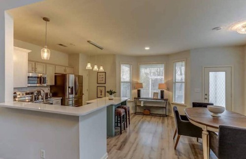 Memphis House | Cheerful Downtown 2 bedroom with private backyard