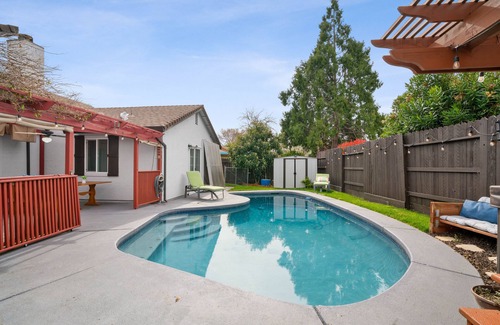 Southwestern Sacramento House | Cheerful gateway with pool and hot tub