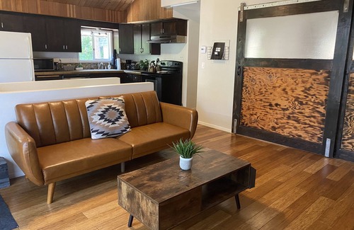 Crestline Cabin | Cheerful Hillside cabin
