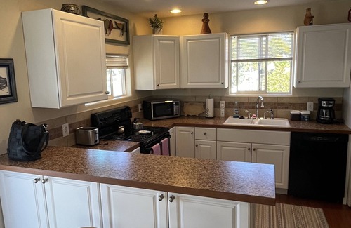 Montrose House | Cheerful historic Townsend Park bungalow in the heart of downtown!n