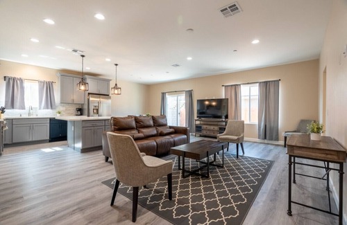 Bonita House | Cheerful Home - 3bdrm 2.5 bath. 2 King Beds!