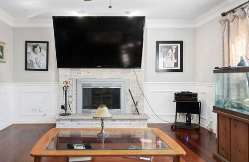 New Lenox House | Cheerful home. Heated pool, Hot tub.