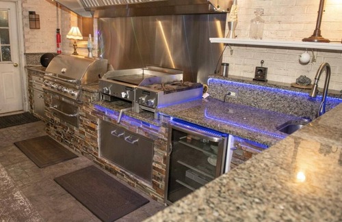 New Lenox House | Cheerful home. Heated pool, Hot tub.