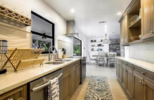 Marco Island House | Cheerful home ready for your island getaway ON Mackle Park! 3 BED- 5 STARS!