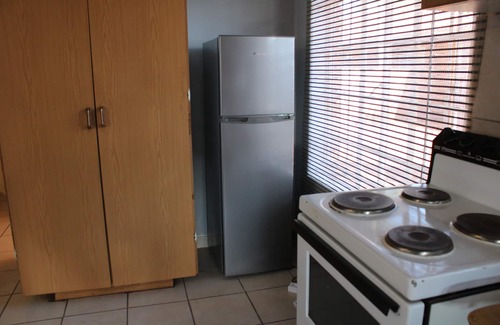 Akasia Apartment | Cheerful Home with Braai area near Shopping Centers