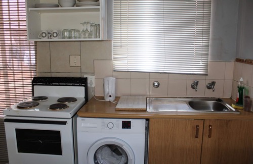 Akasia Apartment | Cheerful Home with Braai area near Shopping Centers