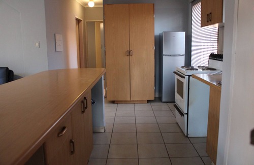 Akasia Apartment | Cheerful Home with Braai area near Shopping Centers