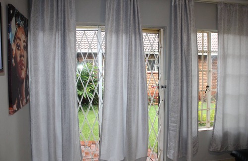 Akasia Apartment | Cheerful Home with Braai area near Shopping Centers