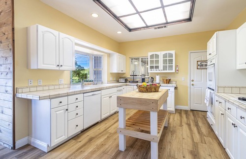 Oakhurst House | Cheerful Home with Spa near Yosemite & Bass Lake
