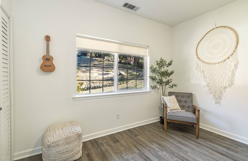 Oakhurst House | Cheerful Home with Spa near Yosemite & Bass Lake