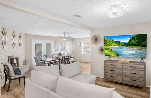 Garden Oaks House | Cheerful Houston Home With Pool with power post storm!