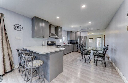 Kawartha Lakes Cottage | Cheerful Lakefront 3 Bedroom Cottage with Firepit