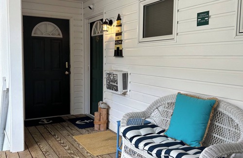 Onekama Condo | Cheerful Lakefront Condo Between 2 Lakes