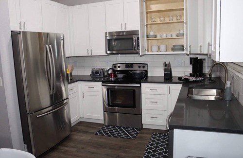 Aurora House | Cheerful, Newly furnished 3 bdrm home with indoor fireplace.