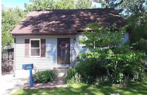 Overland House | Cheerful residential house with all yours needs.