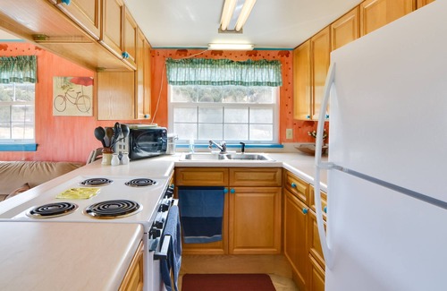 Salida Cottage | Cheerful Salida Cottage: Deck, Farm, Mountain View