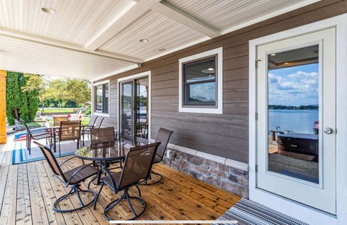 Sister Lakes Cottage | Cheerful Sister Lakes 4 BDR Lake Hse w/Hot tub.