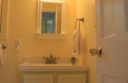 Southport Cottage | Cheerful Southport Island Waterfront Cottage, 'Tigin'