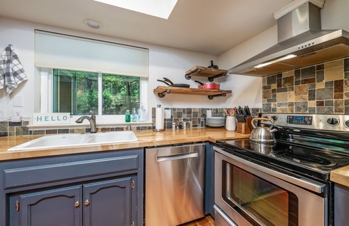 Shaver Lake Cabin | Cheerful, spacious family cabin ready for fun!