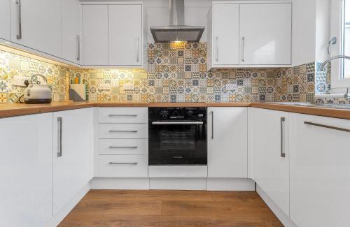 Livingston House | Cheerful Stays - Livingston - 4 Bedroom 3 Bath home