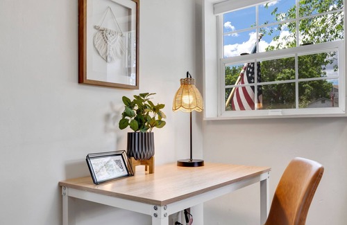 Windsor House | Cheerful & Stylish Great beds near Windsor Lake