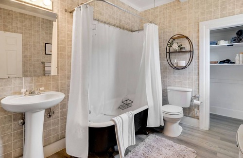 Windsor House | Cheerful & Stylish Great beds near Windsor Lake
