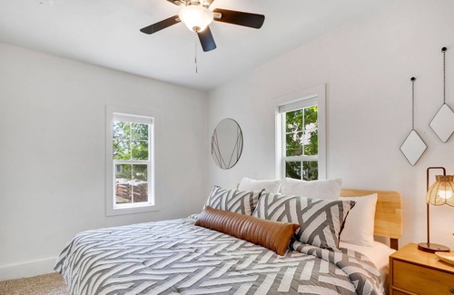Windsor House | Cheerful & Stylish Great beds near Windsor Lake
