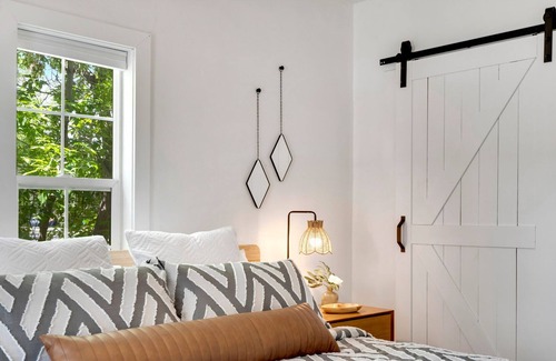 Windsor House | Cheerful & Stylish Great beds near Windsor Lake