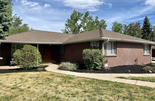 Southeast House | Cheerful three bedroom with stunning sunroom!
