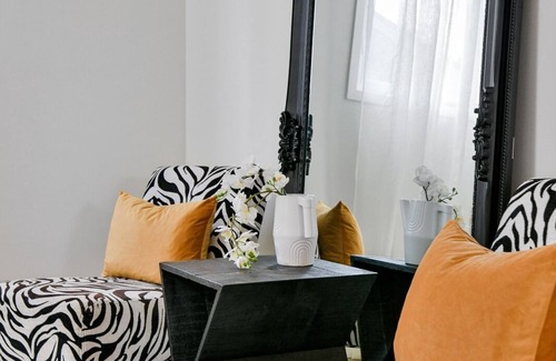 Tuxedo House | Cheerful Tuxedo House with Hot Tub