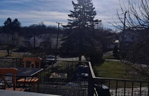 Pittston House | Cheerful two bedroom with a deck