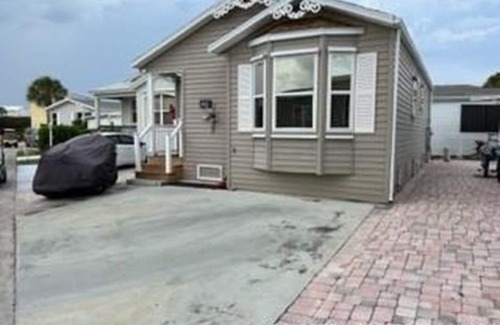 Nettles Island Cottage | Cheerful two bedroom home walk to the ocean nettles island
