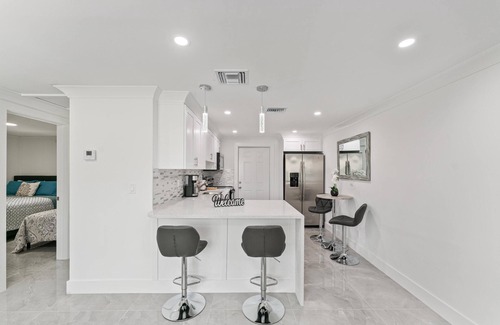 Greenacres House | Cheerful Vacation home 2/1 with outside hot tub