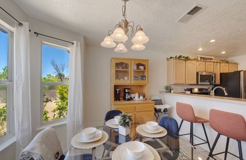 Paradise Hills Civic House | Cheerful Vibrant 3BR - 3TV - Fire pit - Games - Artistic - Fun