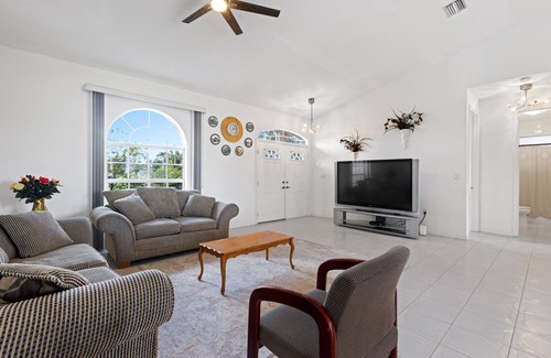 Warm Mineral Springs House | Cheerful & Vibrant Home Near Mineral Springs