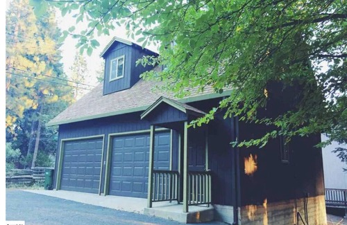 Mi-Wuk Village Cabin | Cheery cabin with AMAZING sunset views located near dining in Twain Harte, CA